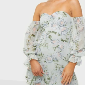 Klänning - Hej! Säljer den här fina klänningen från Nelly. Har aldrig kommit till användning tyvär. Den är i storlek M men sitter som en S!