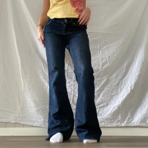 Lågmidjade jeans  - Världens snyggaste mörkblå lågmidjade bootcut jeans! Midjemått: 75 innerbenslängd: 80 cm ( säljer för det är för långa på mig )