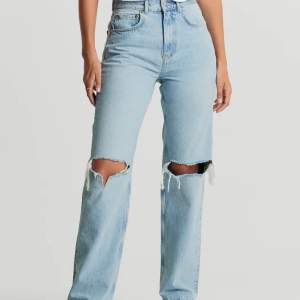 Säljer mina populära jeans från Gina Tricot då jag har två par! Fint skick och slutsålda på hemsidan!🤍 Hör gärna av dig för fler bilder eller vid eventuella frågor!☺️
