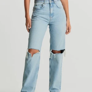90s high waist jeans Gina Tricot - Säljer mina populära jeans från Gina Tricot då jag har två par! Fint skick och slutsålda på hemsidan!🤍 Hör gärna av dig för fler bilder eller vid eventuella frågor!☺️