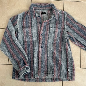 Stussy overshirt  - Stussy stripe sherpa jacket  Använd fåtal gånger  Nyskick i princip Size m 