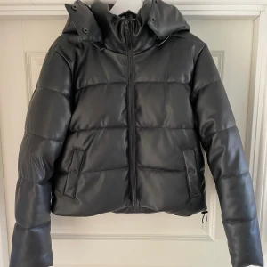 Vinterjacka i skinnimitation  - Slutsåld vinterjacka i skinnimitation från NA-KD💗storlek 38💗fint skick och använd fåtal gånger💗avtagbar luva💗nypris 638kr, säljs för 300kr💗