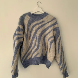 Stickad tröja  - Stickad tröja från GINATRICOT, oanvänd. Storlek M, frakt inräknat i priset 