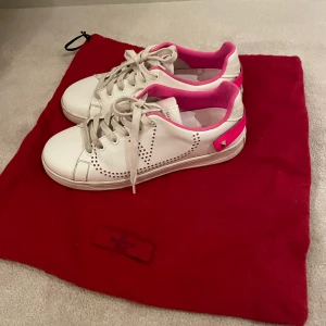 Valentino skor  - Superfina valentino sneakers i nästa nyskicka. Dustbag medföljer. 