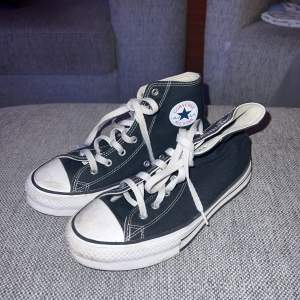 Säljer nu mina snygga Converse skor som passar till ALLT , flitigt använda och behöver sig kanske en tvätt. Köpta för 800! Säljer då dem tyvärr blivit lite för små  ❤️😊 