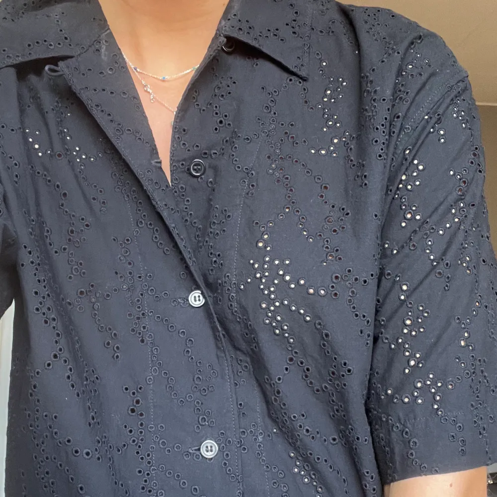 As snygg svart blus i broderie anglais frĂ„n Arket. Storlek XSđ€â€ïžđ€â€ïžđ€. Paidat.