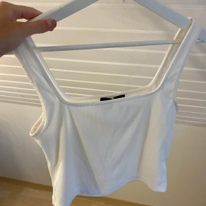 Ribbat vitt linne - Super snyggt vitt ribbat linne från bikbok i storlek S