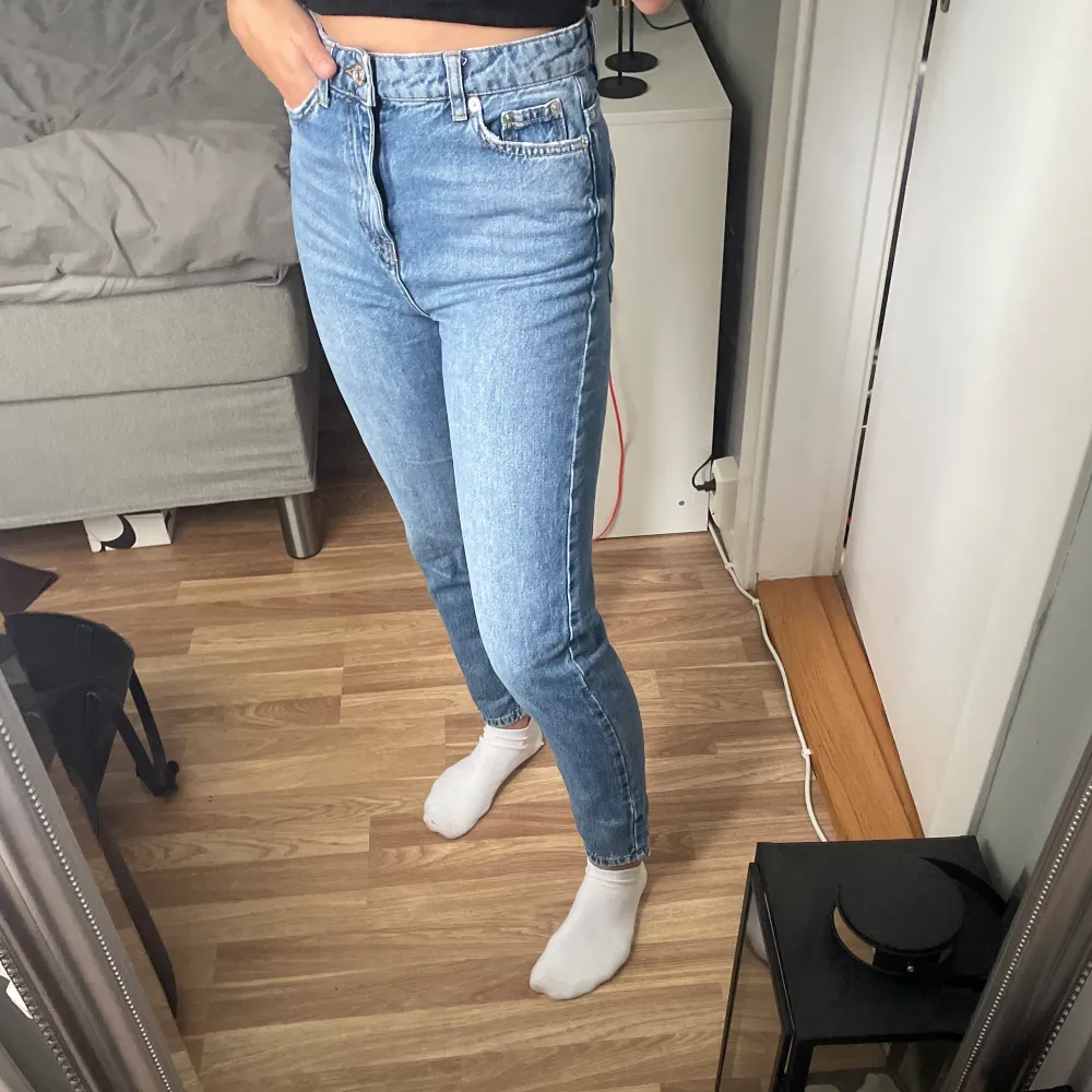 Supersköna mörkblåa jeans från Gina tricot i storlek 34💙. Jeans & Byxor.