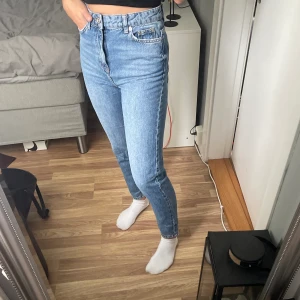 Jeans - Supersköna mörkblåa jeans från Gina tricot i storlek 34💙