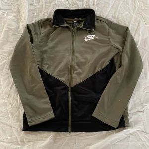 Skön zip från Nike perfekt till hösten passar till de mesta. - Skitsnygg knappt använd och tvättad 1 gång passar till de mesta men skulle rekommendera mörkare jeans.