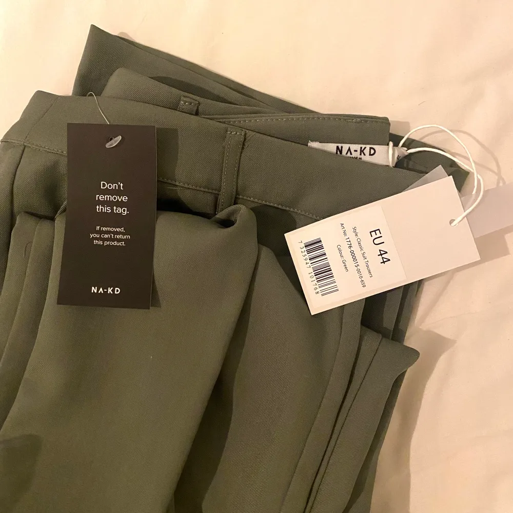 Säljer dessa HELT NYA kostymbyxor från Ida Carlsson X NAKD. Strl 44, säljes pga för sent att returnera. Ord pris 499 kr. Jeans & Byxor.