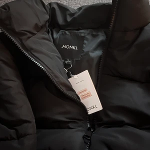 Puffer jacket  - säljer min skitsnygga jacka från Monki som är helt oanvänd med lappen kvar! Är i strlk M men skulle säga att den mer är åt L hållet. Ordinarie pris är 400 och köparen står för frakten! Frågor om frakt eller fler bilder skriv privat!🫶🏼