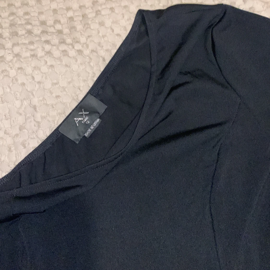 Klänning med en arm och slits - 91