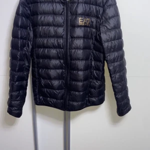Armani jacka - Hej! Säljer en armani jacka för att den aldrig kommer till användning längre. Jackan är äkta och är köpt från boozt.! Skulle säga att den är förr herr men det är upp till var och en. Meddela mig om ni har några frågor.!⭐️💫