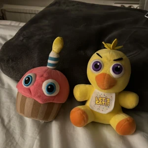 Fnaf chica och cupcake gosedjur - Fnaf plushies köpte på gamestop! Säljer de för 120 styck eller båda för 200kr! Pris kan diskuteras då jag behöver pengarna <3 skriv för mer info