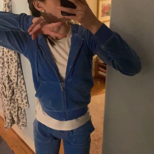Juicy couture sett  - Säljer mitt juicy couture sett. Super bra skick. Säljer då det inte kommer till användning så ofta. Sitter superfint och så skönt. Säljer bara hela settet om inte bra pris var för sig. Skriv om ni har fler frågor❤️❤️ 