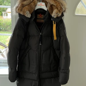 Parajumpers jacka - Säljer nu min väldigt sparsamt använda Parajumpers-jacka i exemplariskt skick och i en unik färg. Kvitto finns!   Modell: Long Bear  Färg: Bush (gråbrun)  Storlek: Large (passar även medium)  Fler bilder finns vid intresse. 