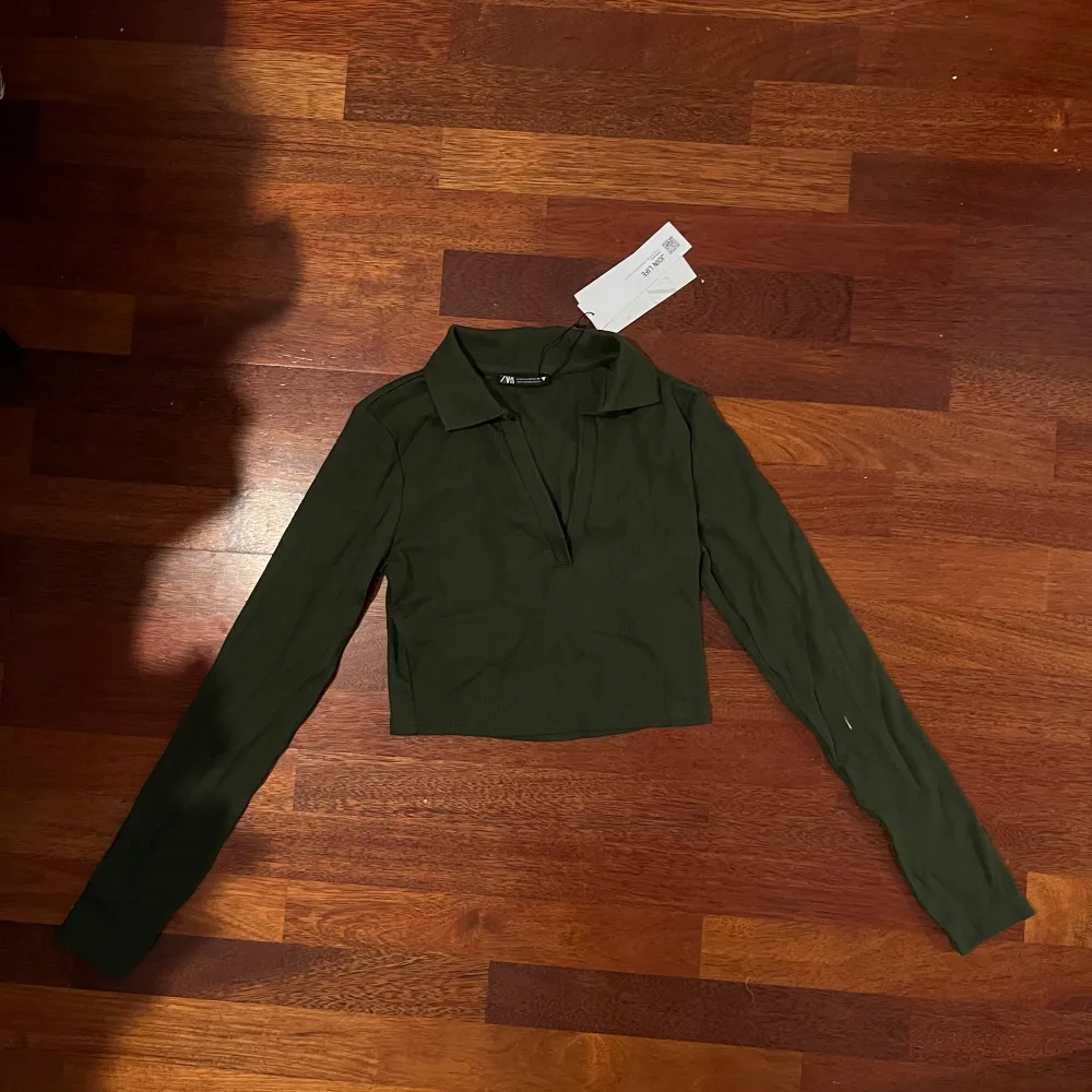 Mörk grön långärmad tröja från Zara. Aldrig använd (prislapp kvar). Storlek 34 . Toppar.