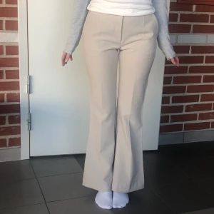 Flare kostymbyxor strl XS - Beiga kostymbyxor i oanvänt skick från märket SisterS Point. Midjemått på 68cm och innerbensmått på 78cm. Köparen står för frakt. Bara att dm:a vid frågor❤️
