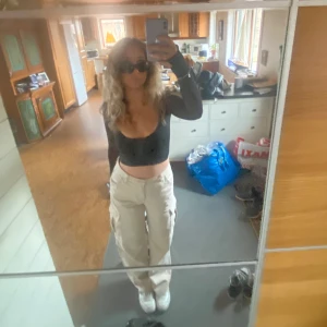 CARGOJEANS H&M - Beige cargojeans ifrån H&M!  Avklippta där nere för att passa mig i längd, jag är 168! Knappt använda, superfint skick! Väldigt skrynkliga på bilden