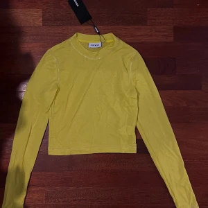  Långärmad tröja från weekday  - Gul långärmad tröja från weekday. Aldrig använd (prislapp) kvar. Storlek S 