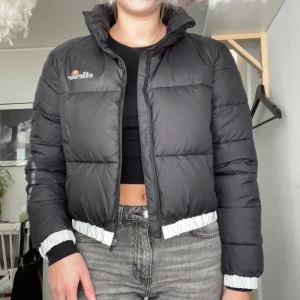 Ellesse-jacka - Jättefin och varm croppad vinterjacka. Inte använd speciellt mycket då jag köpte en annan vinterjacka samtidigt. Köpt på Zalando 2021.  Köparen står för frakt☺️