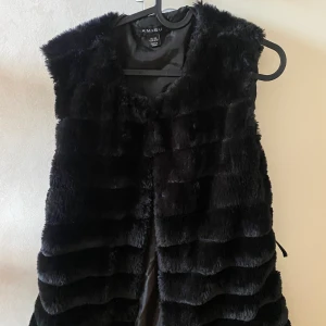 Päls väst - Pälsväst storlek 40. Köparen står för frakten 💓