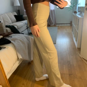 Beiga mjuka byxor  - Skön mjuk beige byxa i storlek M