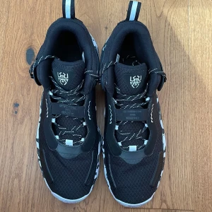 Basketskor - Donovan Mitchell: Don Issue #3 Knappt använda Basketskor 