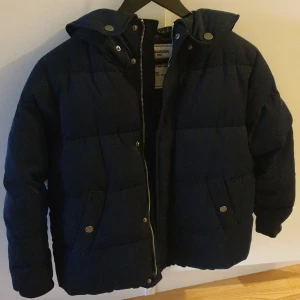 Zadig & Voltaire jacka - Jättefin jacka från Zadig & Voltaire. Använd ca 4 gånger. Hör av dig för fler bilder💓. Jag kan även tänka mig att sänka priset. Köpte den för 2200