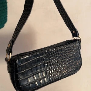 Svart väska - Snygg liten väska🖤Bra skick förutom (de bild 2)🖤🖤