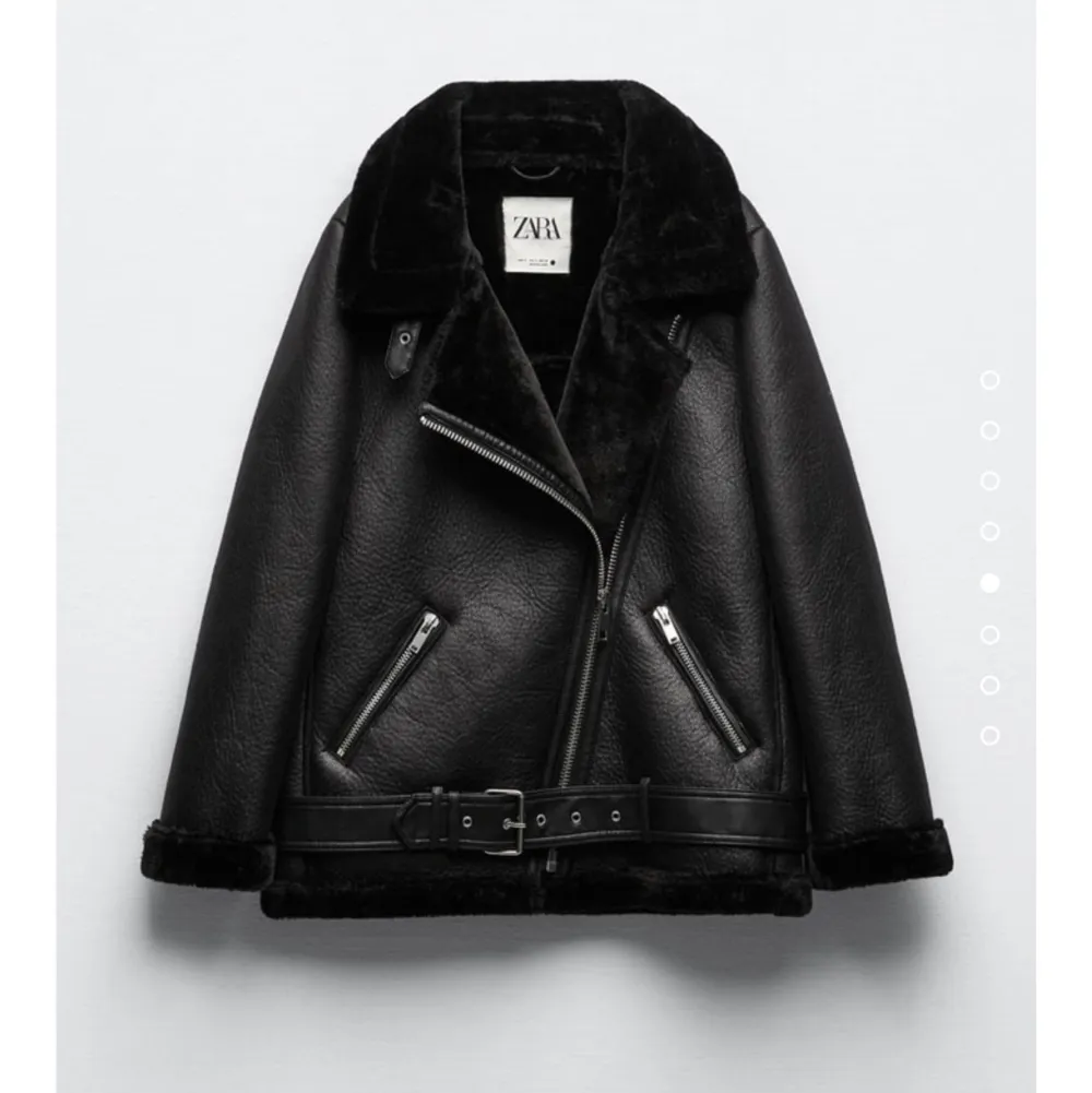 Helt nya jacka från Zara! Säljer den för att jag kände att den inte passade riktigt mig eller min stil. Nypris: 1195kr Säljer för: 800kr   😊. Jackor.