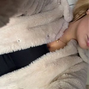 Fluffig jacka  - Jättesmjuk beige höst/vinter jacka 🤍 var min favoritjacka men kommer inte till användning längre 🤩
