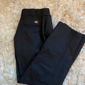 Helt oanvända dickies byxor köpta på plick! Säljer då det tyvärr inte passade mig :( Frakt tillkommer💕 Midjemått (diameter): ca 38 cm längd: 97 cm varav innerbensmåttet är 67 cm