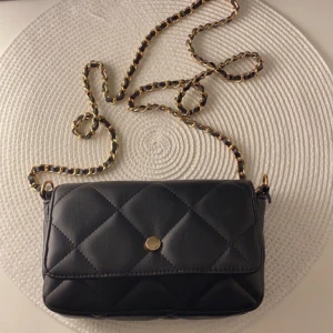 Svart Handväska - EN jätte fin handväska i bra skick använd FÅ GÅNGER💗 Har ett fack inuti Går oxå att mötas upp men skriv priv