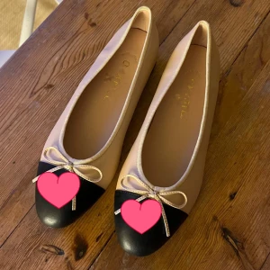 Chanel inspirerande ballerinaskor - Oanvända, storlek 38 (står 39 men dom är väldigt små)
