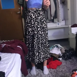 Lång kjol - Lång kjol i storlek 36, väldigt bekväm kjol som är sann i storleken, ordinarie pris 150kr