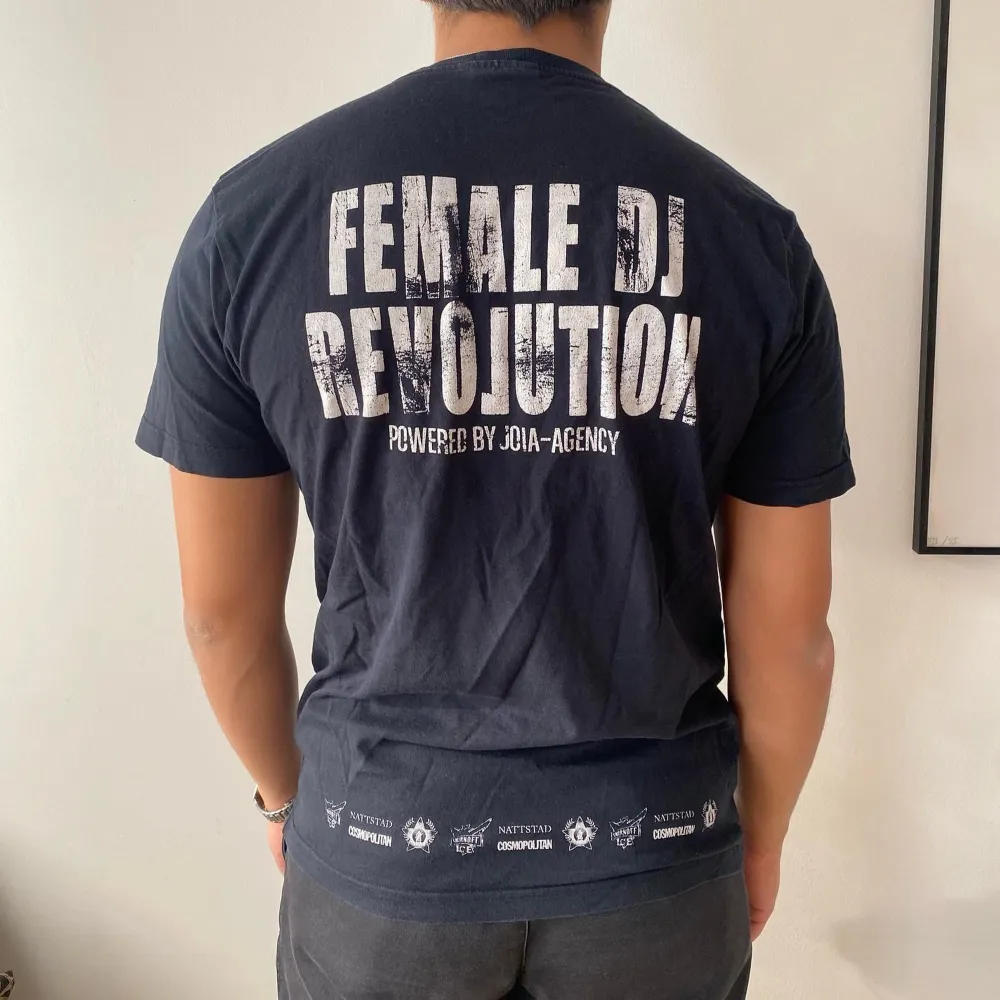 WESC Female DJ Revolution  Pris: 99kr  Storlek L sitter som S/M  Modellen är 179cm och väger 84kg, har vanligtvis M i tröjor och 33/33 i byxor. T-shirts.