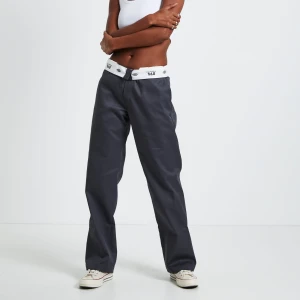 Dickies pants - Modellen är i 874, Original fit i färgen mörkgrå. Är i strl 28/30 och köptes för 749kr💕Lägre priser kan diskuteras!