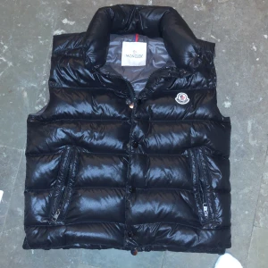 Moncler väst  - Säljer denna moncler väst då den blivit lite liten. Nypris ligger runt 6500kr och tags finns. Scan finns även. Nästan helt ny också. Pris går o diskutera!