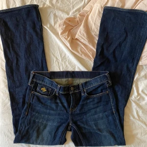 Lågmidjade jeans - Svin snygga lågmidjade bootcut jeans! Säljer dem eftersom jag inte använder dem💓 jeansen är i bra skick och så fina!  Väldigt fina & enkla detaljer på bakfickorna. Skriv till mig privat vid fler frågor o bilder.  Säljer igen pga oseriös köpare! 