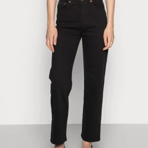 Levis jeans - Säljer mina svarta levis ribcage straight jeans❤️ även sprätt upp dem längst ner. En ser fortfarande bra ut❤️