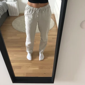 Linnebyxor H&M - Fina linnebyxor från H&M! Säljer då de är lite för korta på mig som är runt 170cm💗 Jättebra skick, knappt använda! Frakten är inräknat i priset (51kr)