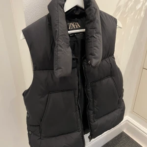 zara väst - svart väst från zaras barnavdelningen! stl 11-12 men skulle säga att det motsvarar en xs-s. Vanligtvis har jag S och den passar mig!