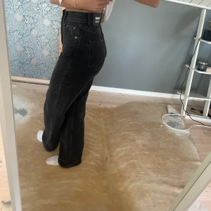 Grå/svarta jeans  - Nästan oanvända jeans i storlek 24/32💕