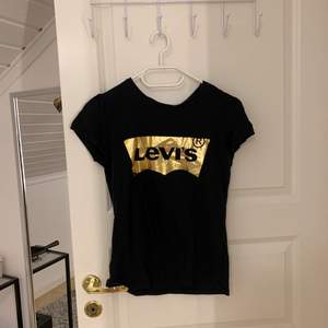 Superfin levis T-shirt. Fint skick!💛🖤