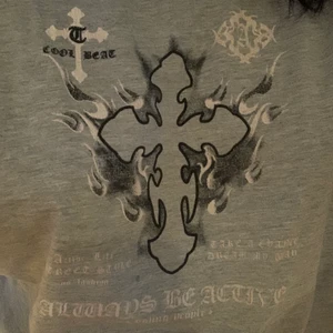 skitsnygg t-shirt! - Toppenskick och älskar men använder aldrig så därför säljer jag den 🥰