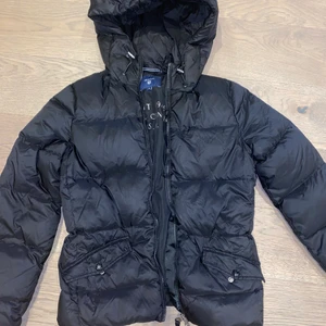 Gant jacka, storlek xs - En jacka från Gant som är använd en vinter! I bra skick förutom längst ner vid dragkedjan där sömmen har gått upp!  Inget som syns när jackan är stängd och går lätt att fixa. Därav priset.