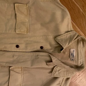 Tiger of sweden jacka  - Säljer nu min knappt knappt använda tiger of sweden jacka! Funkar som en overtshirt till den som vill det. Det är storlek medium men oversize så skulle säga large och som en oversized medium. Nypris var runt 2-2500👍🏼