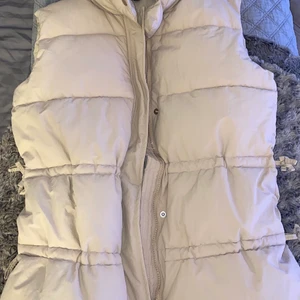 Dunväst - Beige dunväst från missguided, använd en gång 